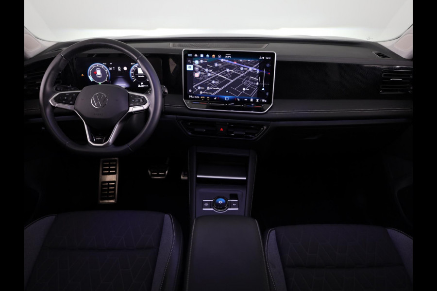 Volkswagen Tiguan 1.5 eTSI Life Edition GOAL 130 pk Automaat (DSG) | Navigatie | Trekhaak (wegklapbaar) | Parkeersensoren (Park assist) | Rondomzicht camera | Stoelverwarming |