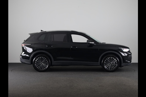 Volkswagen Tiguan 1.5 eTSI Life Edition GOAL 130 pk Automaat (DSG) | Navigatie | Trekhaak (wegklapbaar) | Parkeersensoren (Park assist) | Rondomzicht camera | Stoelverwarming |