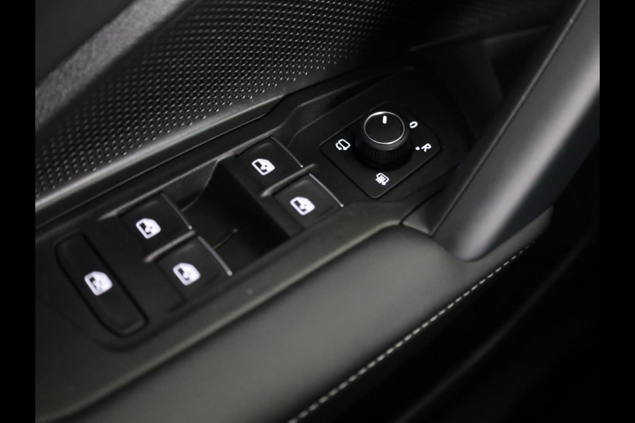 Volkswagen Tiguan 1.5 eTSI Life Edition GOAL 130 pk Automaat (DSG) | Navigatie | Trekhaak (wegklapbaar) | Parkeersensoren (Park assist) | Rondomzicht camera | Stoelverwarming |