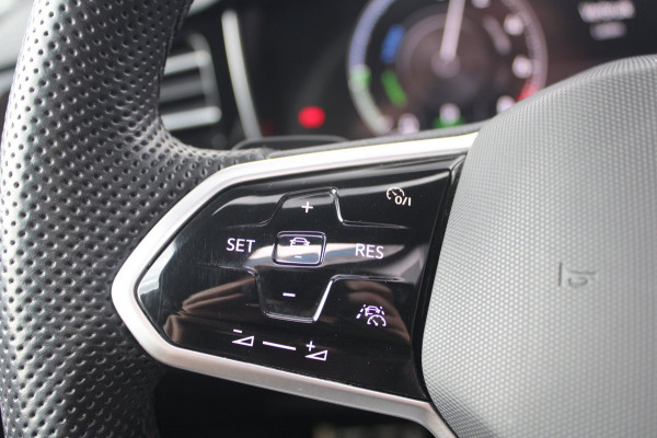 Volkswagen Touareg 3.0 TSi eHybrid 462pk 4MOTION R | Pano | HUD | Luchtvering | Massage | Elek. trekhaak