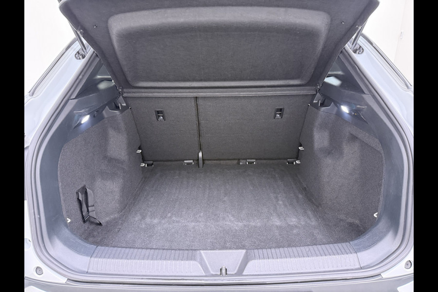 Volkswagen ID.4 SOH 91% Trekhaak Adap.Cruise Navi Ecc Apple Carplay Android Auto Stoelverwarming Voorruitverwarming Led Lmv 18" Isofix DAB Front Assist Bluetooth Rijstrooksensor Verkeersbord detectie 55kWh 1.000KG Trekgewicht Origineel Nederlandse Auto