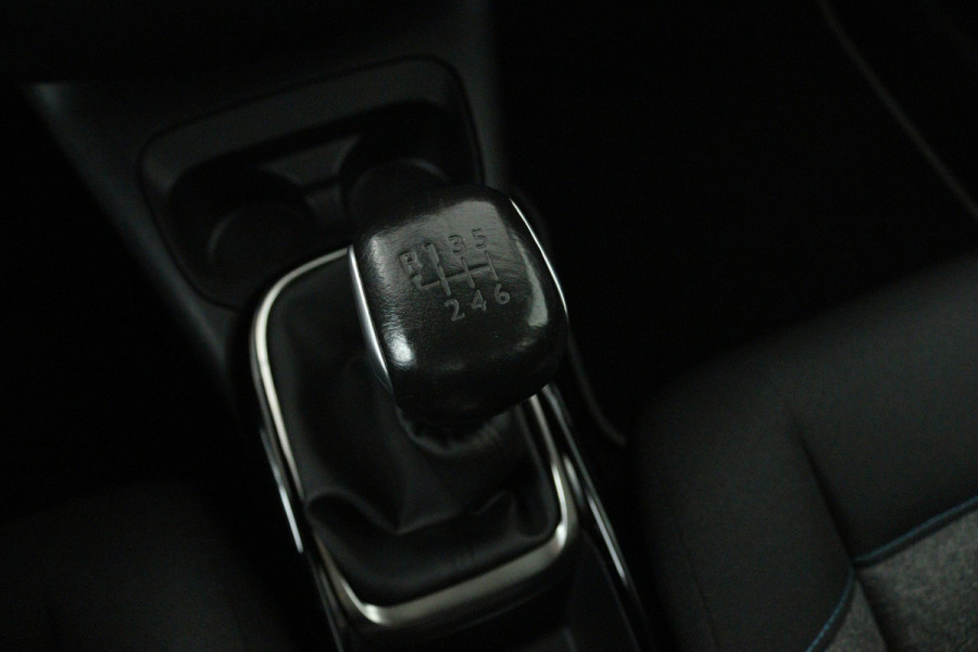 Citroën C4 Cactus 1.2 PureTech Shine (NAVIGATIE, TREKHAAK, CARPLAY, CAMERA, LED, PARKEERSENSOREN)