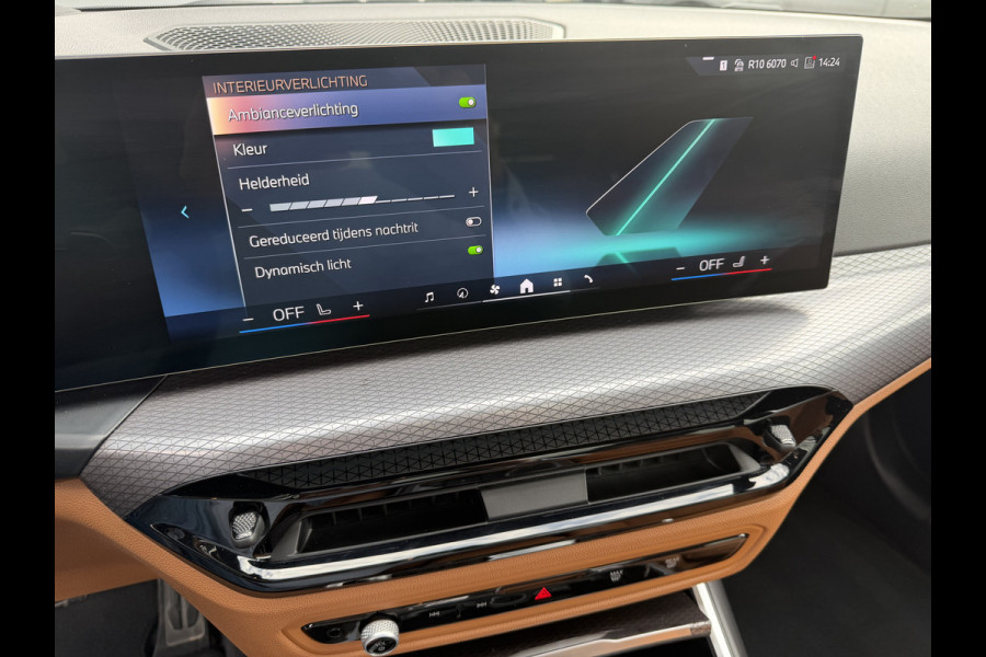 BMW 3 Serie Touring 330e XDrive AUT / Pan Dak / Head Up / HK / Trekh