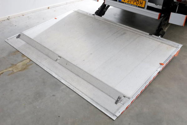 Mercedes-Benz Sprinter 317 CDI 170pk 9G Automaat Bakwagen met laadklep H232cm 12-2023