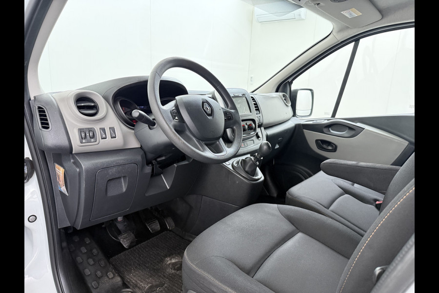 Renault Trafic DCI 126PK 3-Pers. EURO 6 Trekhaak Navi Airco Cruise Control Imperial Bluetooth Pdc Comfort Energy Achterdeuren Schuifdeur Betonplex Vloer Inbouwkasten 1.6dCi T29 L1H1 1e Eigenaar 2.000KG Trekgewicht Origineel Nederlandse Bus