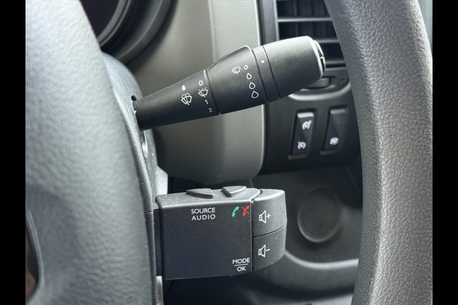 Renault Trafic DCI 126PK 3-Pers. EURO 6 Trekhaak Navi Airco Cruise Control Imperial Bluetooth Pdc Comfort Energy Achterdeuren Schuifdeur Betonplex Vloer Inbouwkasten 1.6dCi T29 L1H1 1e Eigenaar 2.000KG Trekgewicht Origineel Nederlandse Bus