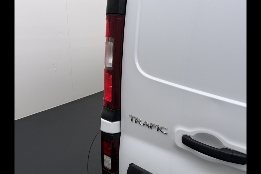 Renault Trafic DCI 126PK 3-Pers. EURO 6 Trekhaak Navi Airco Cruise Control Imperial Bluetooth Pdc Comfort Energy Achterdeuren Schuifdeur Betonplex Vloer Inbouwkasten 1.6dCi T29 L1H1 1e Eigenaar 2.000KG Trekgewicht Origineel Nederlandse Bus