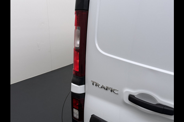 Renault Trafic DCI 126PK 3-Pers. EURO 6 Trekhaak Navi Airco Cruise Control Imperial Bluetooth Pdc Comfort Energy Achterdeuren Schuifdeur Betonplex Vloer Inbouwkasten 1.6dCi T29 L1H1 1e Eigenaar 2.000KG Trekgewicht Origineel Nederlandse Bus