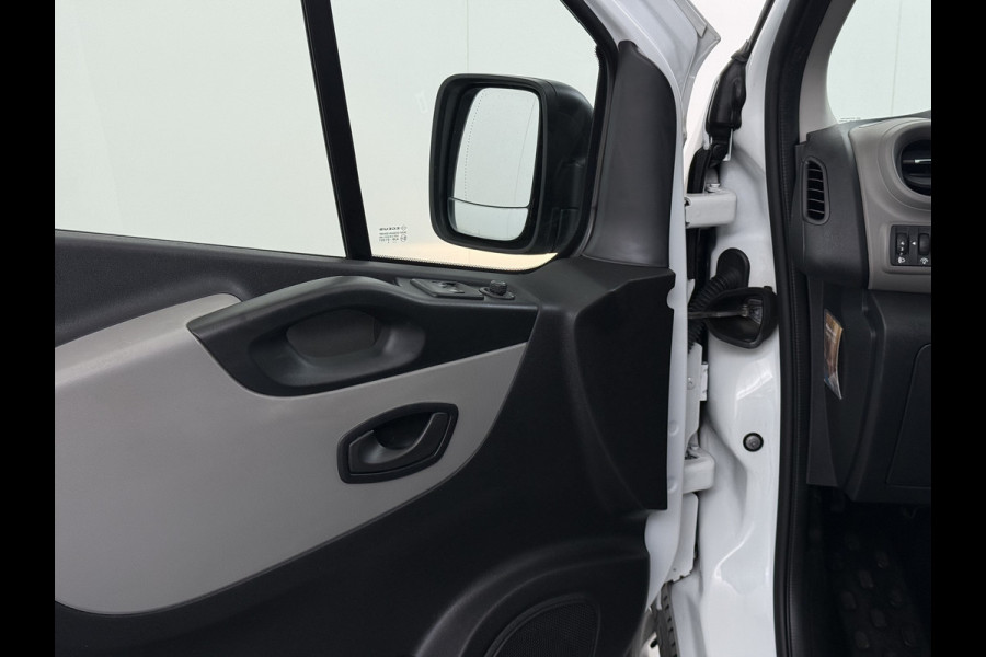 Renault Trafic DCI 126PK 3-Pers. EURO 6 Trekhaak Navi Airco Cruise Control Imperial Bluetooth Pdc Comfort Energy Achterdeuren Schuifdeur Betonplex Vloer Inbouwkasten 1.6dCi T29 L1H1 1e Eigenaar 2.000KG Trekgewicht Origineel Nederlandse Bus