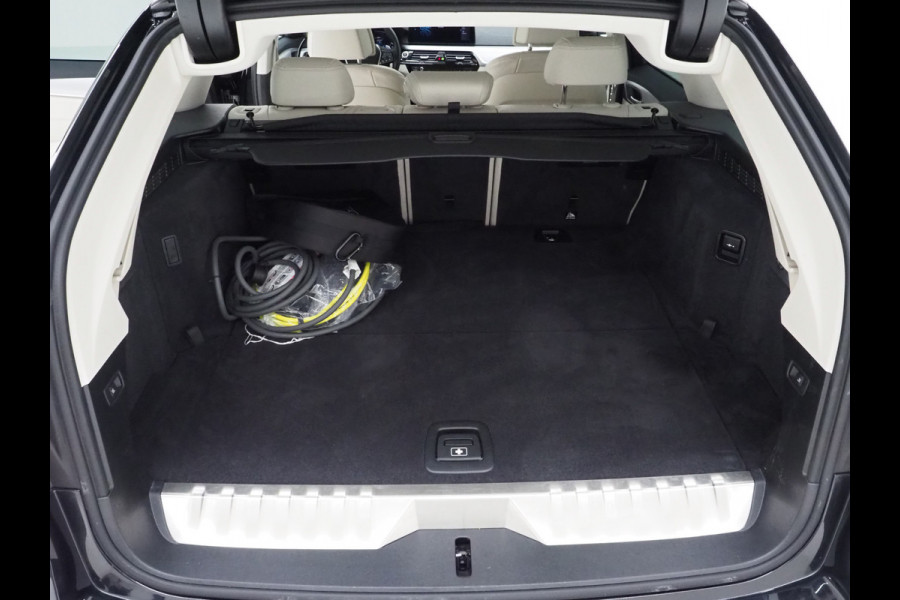 BMW 5 Serie Touring 530e Shadow Line | NL auto | Leder | LaserLED | Camera | Memory | Dodehoek | Cruise | DAB | Carplay