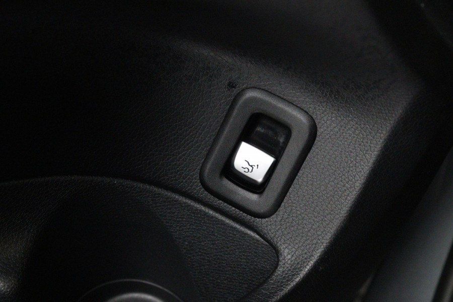 Mercedes-Benz C-Klasse 180 Solution AMG (PANORAMADAK, MULTIBEAM LED, SFEERVERLICHTING, NIGHTPAKKET, PDC, CAMERA, NAVIGATIE)