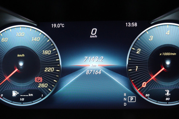 Mercedes-Benz C-Klasse 180 Solution AMG (PANORAMADAK, MULTIBEAM LED, SFEERVERLICHTING, NIGHTPAKKET, PDC, CAMERA, NAVIGATIE)