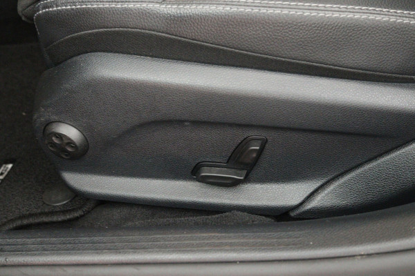 Mercedes-Benz C-Klasse 180 Solution AMG (PANORAMADAK, MULTIBEAM LED, SFEERVERLICHTING, NIGHTPAKKET, PDC, CAMERA, NAVIGATIE)