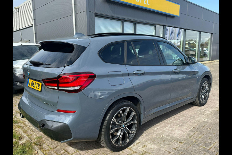 BMW X1 xDrive25e eDrive M Sport | Plug-in Hybride | PHEV | 220pk | Panoramadak | Storm Bay Metallic | 19 inch | M Pakket | Camera | Sportstoelen | Led verlichting | Head Up Display | Shadowline Exterieur