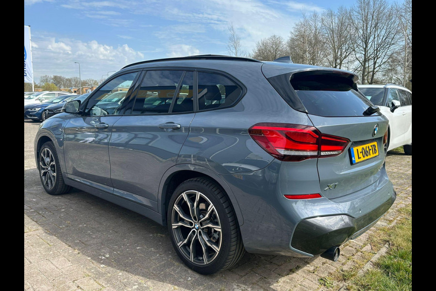 BMW X1 xDrive25e eDrive M Sport | Plug-in Hybride | PHEV | 220pk | Panoramadak | Storm Bay Metallic | 19 inch | M Pakket | Camera | Sportstoelen | Led verlichting | Head Up Display | Shadowline Exterieur