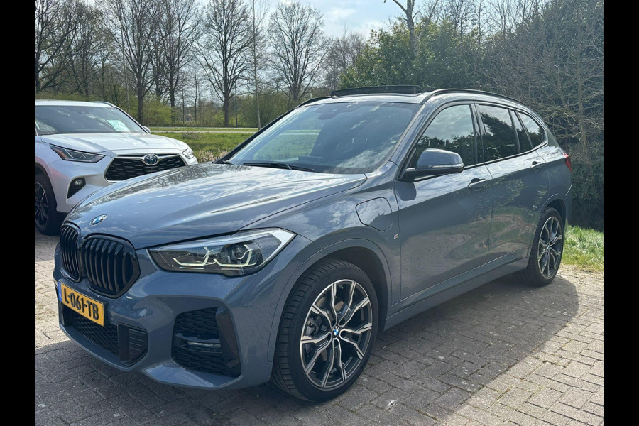 BMW X1 xDrive25e eDrive M Sport | Plug-in Hybride | PHEV | 220pk | Panoramadak | Storm Bay Metallic | 19 inch | M Pakket | Camera | Sportstoelen | Led verlichting | Head Up Display | Shadowline Exterieur