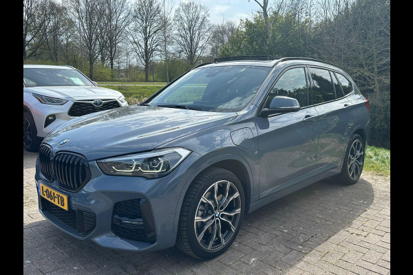 BMW X1 xDrive25e eDrive M Sport | Plug-in Hybride | PHEV | 220pk | Panoramadak | Storm Bay Metallic | 19 inch | M Pakket | Camera | Sportstoelen | Led verlichting | Head Up Display | Shadowline Exterieur