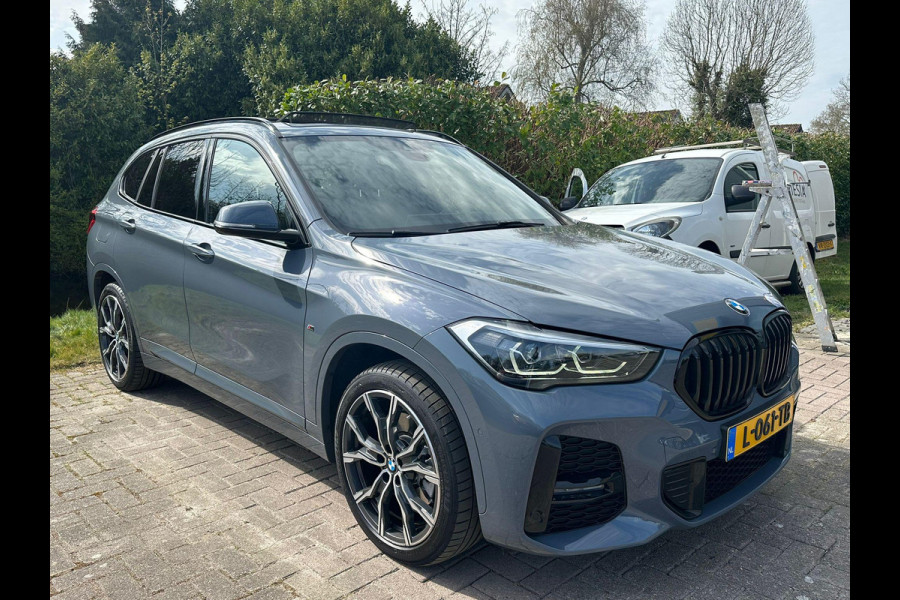 BMW X1 xDrive25e eDrive M Sport | Plug-in Hybride | PHEV | 220pk | Panoramadak | Storm Bay Metallic | 19 inch | M Pakket | Camera | Sportstoelen | Led verlichting | Head Up Display | Shadowline Exterieur