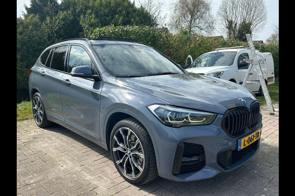 BMW X1 xDrive25e eDrive M Sport | Plug-in Hybride | PHEV | 220pk | Panoramadak | Storm Bay Metallic | 19 inch | M Pakket | Camera | Sportstoelen | Led verlichting | Head Up Display | Shadowline Exterieur