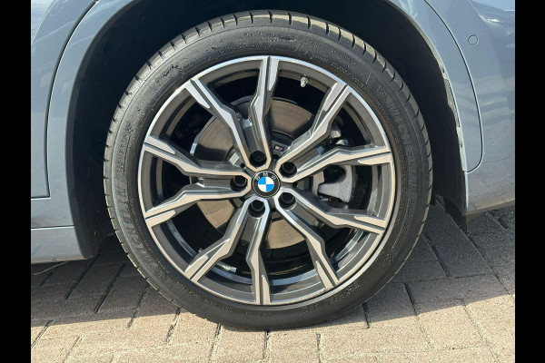 BMW X1 xDrive25e eDrive M Sport | Plug-in Hybride | PHEV | 220pk | Panoramadak | Storm Bay Metallic | 19 inch | M Pakket | Camera | Sportstoelen | Led verlichting | Head Up Display | Shadowline Exterieur