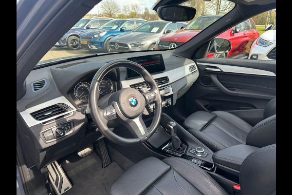 BMW X1 xDrive25e eDrive M Sport | Plug-in Hybride | PHEV | 220pk | Panoramadak | Storm Bay Metallic | 19 inch | M Pakket | Camera | Sportstoelen | Led verlichting | Head Up Display | Shadowline Exterieur