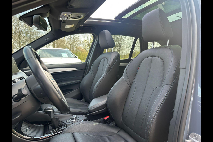 BMW X1 xDrive25e eDrive M Sport | Plug-in Hybride | PHEV | 220pk | Panoramadak | Storm Bay Metallic | 19 inch | M Pakket | Camera | Sportstoelen | Led verlichting | Head Up Display | Shadowline Exterieur