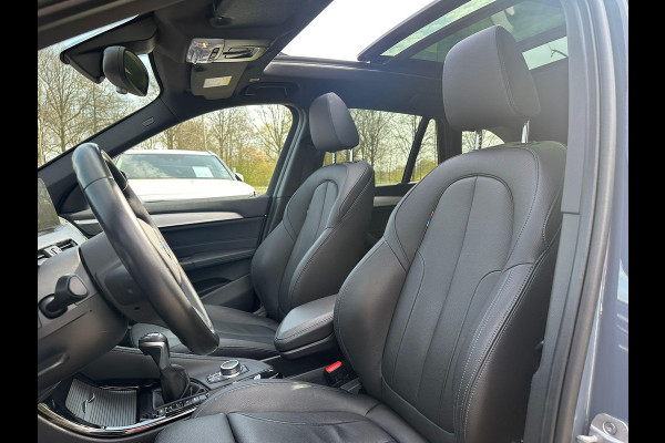 BMW X1 xDrive25e eDrive M Sport | Plug-in Hybride | PHEV | 220pk | Panoramadak | Storm Bay Metallic | 19 inch | M Pakket | Camera | Sportstoelen | Led verlichting | Head Up Display | Shadowline Exterieur