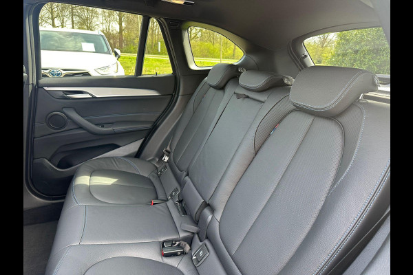 BMW X1 xDrive25e eDrive M Sport | Plug-in Hybride | PHEV | 220pk | Panoramadak | Storm Bay Metallic | 19 inch | M Pakket | Camera | Sportstoelen | Led verlichting | Head Up Display | Shadowline Exterieur