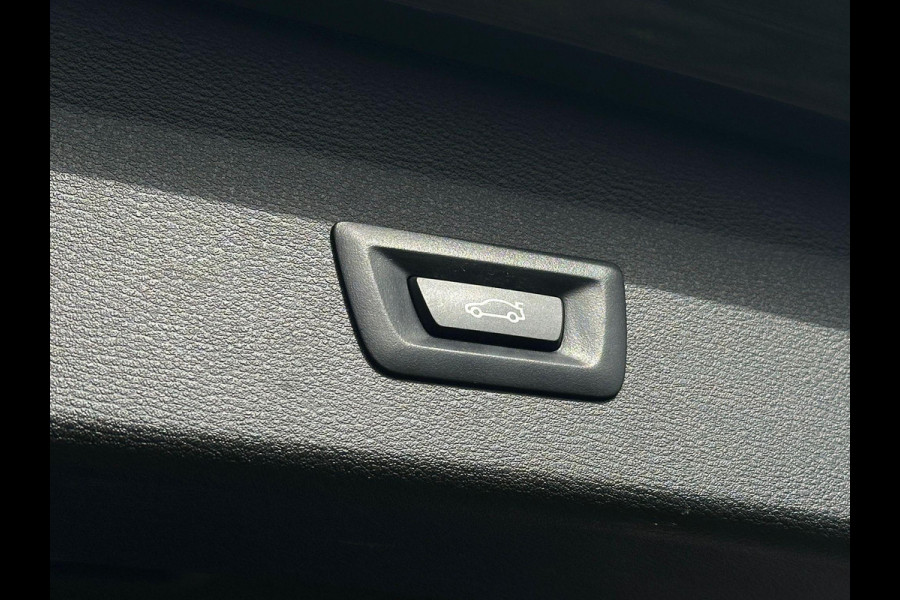 BMW X1 xDrive25e eDrive M Sport | Plug-in Hybride | PHEV | 220pk | Panoramadak | Storm Bay Metallic | 19 inch | M Pakket | Camera | Sportstoelen | Led verlichting | Head Up Display | Shadowline Exterieur