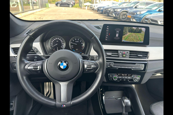 BMW X1 xDrive25e eDrive M Sport | Plug-in Hybride | PHEV | 220pk | Panoramadak | Storm Bay Metallic | 19 inch | M Pakket | Camera | Sportstoelen | Led verlichting | Head Up Display | Shadowline Exterieur