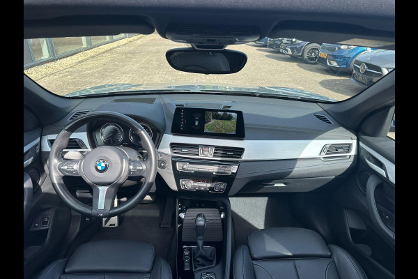 BMW X1 xDrive25e eDrive M Sport | Plug-in Hybride | PHEV | 220pk | Panoramadak | Storm Bay Metallic | 19 inch | M Pakket | Camera | Sportstoelen | Led verlichting | Head Up Display | Shadowline Exterieur