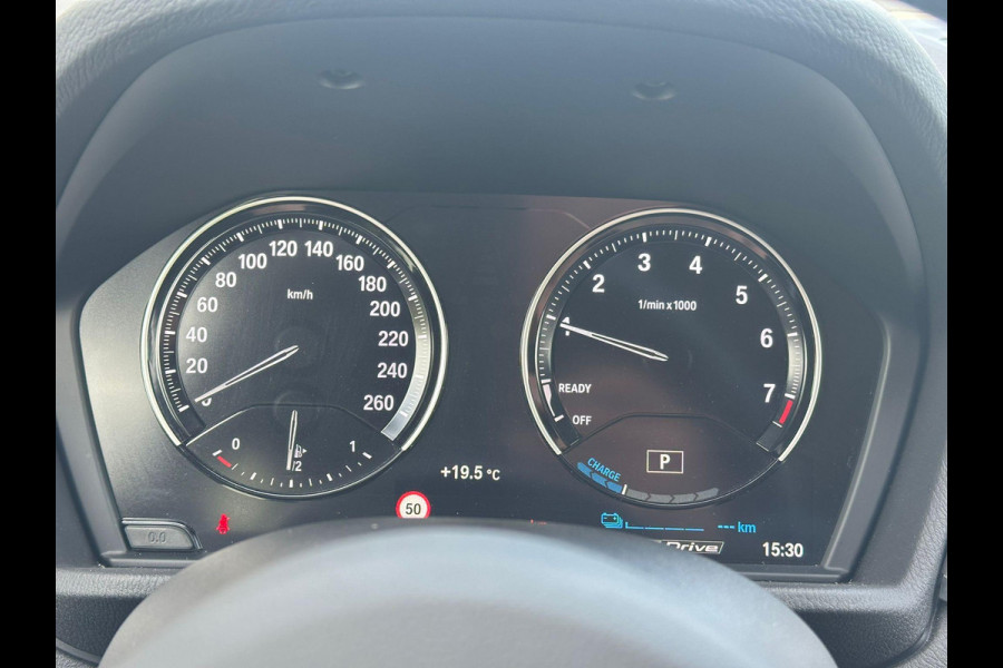 BMW X1 xDrive25e eDrive M Sport | Plug-in Hybride | PHEV | 220pk | Panoramadak | Storm Bay Metallic | 19 inch | M Pakket | Camera | Sportstoelen | Led verlichting | Head Up Display | Shadowline Exterieur