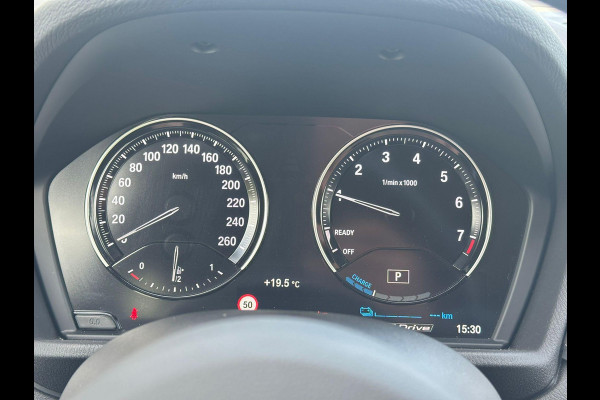 BMW X1 xDrive25e eDrive M Sport | Plug-in Hybride | PHEV | 220pk | Panoramadak | Storm Bay Metallic | 19 inch | M Pakket | Camera | Sportstoelen | Led verlichting | Head Up Display | Shadowline Exterieur