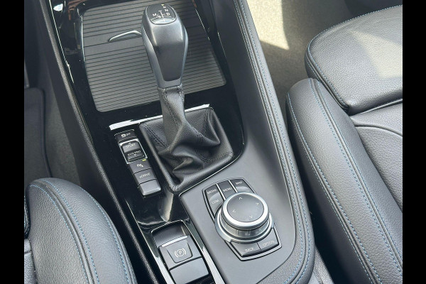 BMW X1 xDrive25e eDrive M Sport | Plug-in Hybride | PHEV | 220pk | Panoramadak | Storm Bay Metallic | 19 inch | M Pakket | Camera | Sportstoelen | Led verlichting | Head Up Display | Shadowline Exterieur