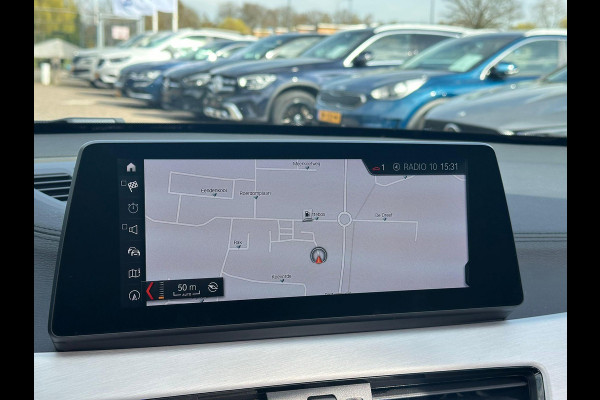 BMW X1 xDrive25e eDrive M Sport | Plug-in Hybride | PHEV | 220pk | Panoramadak | Storm Bay Metallic | 19 inch | M Pakket | Camera | Sportstoelen | Led verlichting | Head Up Display | Shadowline Exterieur