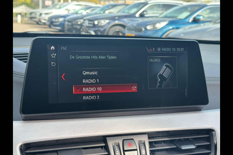 BMW X1 xDrive25e eDrive M Sport | Plug-in Hybride | PHEV | 220pk | Panoramadak | Storm Bay Metallic | 19 inch | M Pakket | Camera | Sportstoelen | Led verlichting | Head Up Display | Shadowline Exterieur