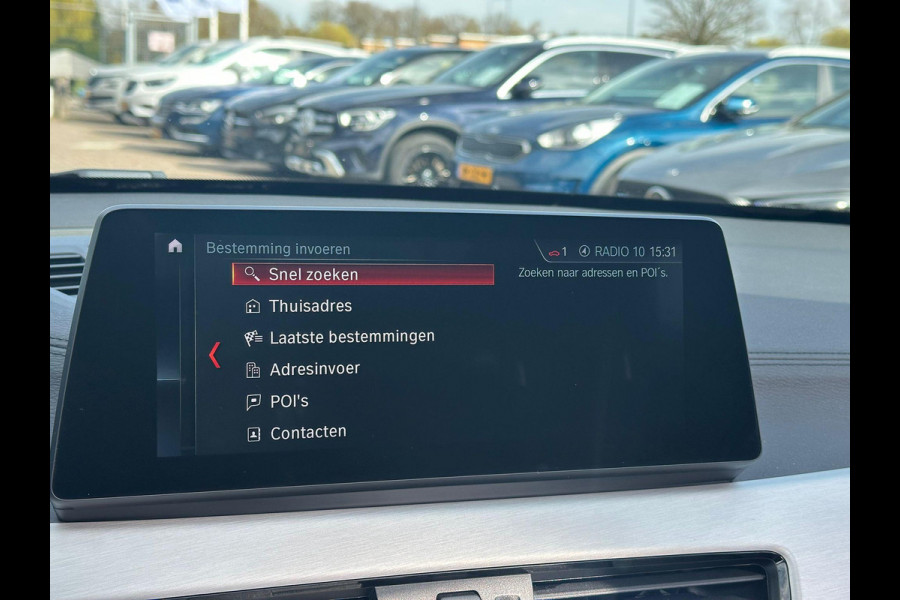 BMW X1 xDrive25e eDrive M Sport | Plug-in Hybride | PHEV | 220pk | Panoramadak | Storm Bay Metallic | 19 inch | M Pakket | Camera | Sportstoelen | Led verlichting | Head Up Display | Shadowline Exterieur