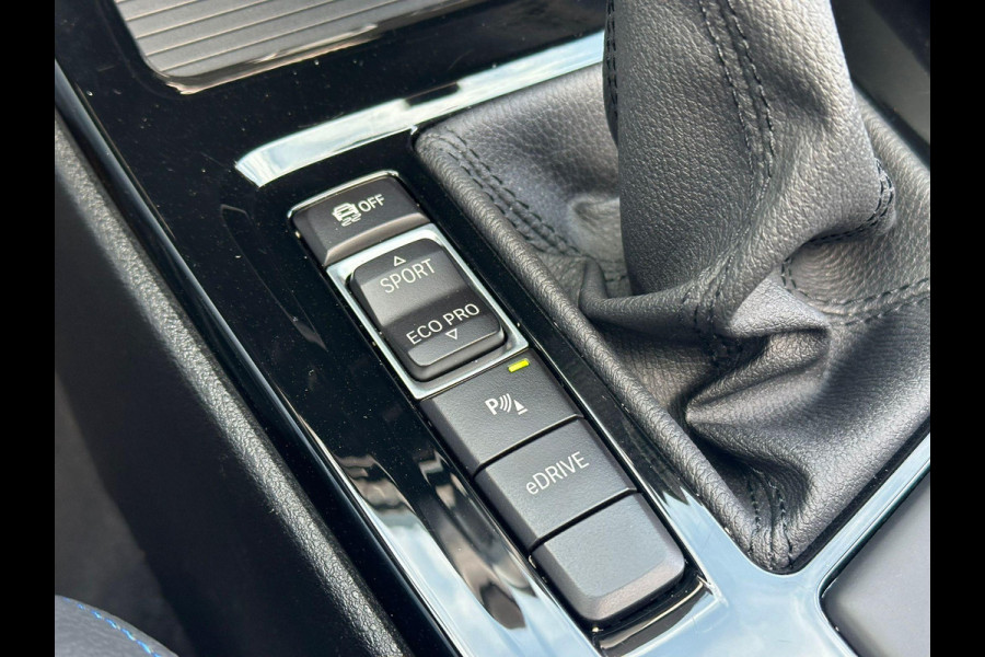 BMW X1 xDrive25e eDrive M Sport | Plug-in Hybride | PHEV | 220pk | Panoramadak | Storm Bay Metallic | 19 inch | M Pakket | Camera | Sportstoelen | Led verlichting | Head Up Display | Shadowline Exterieur