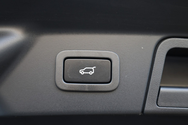 Land Rover Range Rover Velar 2.0 P400e | PANO | MEMORY | MERIDIAN | HUD | DODE HOEK | CARPLAY | CAMERA |