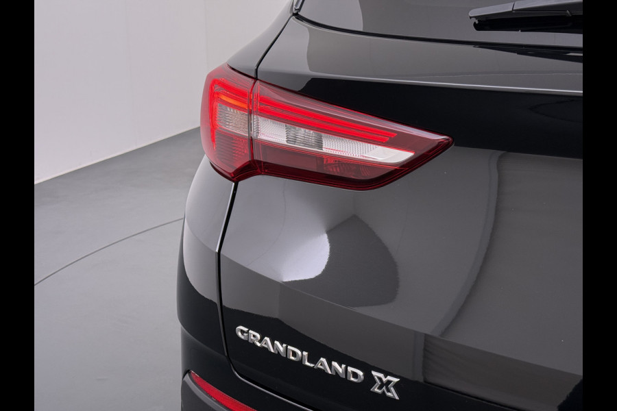 Opel Grandland X T131PK Trekhaak AGR Navi Apple Carplay Android 1/2 Leer Cruise Control Pdc ECC Ergocomfort Stoel Business Executive Lmv Privacy Glas Led DAB+ Regen-Lichtsensor Lane Assist 1.400KG Trekgewicht 1e Eigenaar Origineel Nederlandse Auto € 34.000