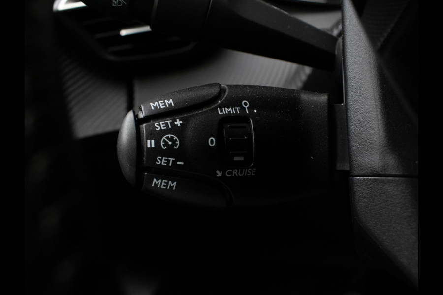 Peugeot 2008 1.2 PureTech Active Pack Sport (APPLE CARPLAY,NAVI,PDC,CLIMATE,CRUISE,LED,BLACK EDITION,SPORTSTOELEN,LM VELGEN)