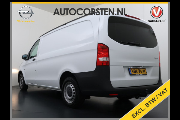 Mercedes-Benz Vito 114CDI 136pk AUT-7 Lang Trekhaak Euro-6 Airco Cruise Control Bluetooth Lane Asist Pdc Betonplex Vloer Wandbetimmering Kast inbouw Achter+Geblindeerde-Raam Schuifdeur 1e Eigenaar 2.000KG Trekgewicht Nette Bus!