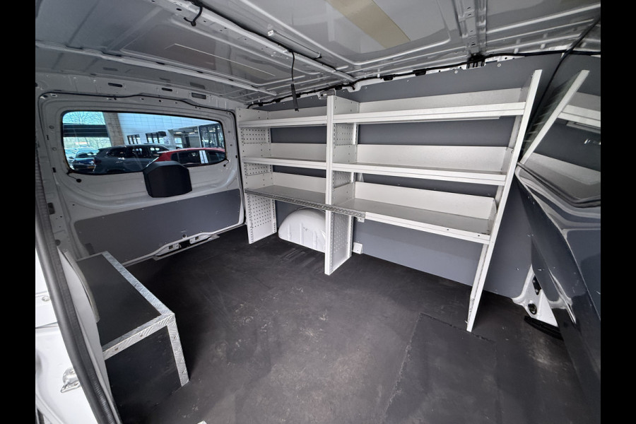 Mercedes-Benz Vito 114CDI 136pk AUT-7 Lang Trekhaak Euro-6 Airco Cruise Control Bluetooth Lane Asist Pdc Betonplex Vloer Wandbetimmering Kast inbouw Achter+Geblindeerde-Raam Schuifdeur 1e Eigenaar 2.000KG Trekgewicht Nette Bus!