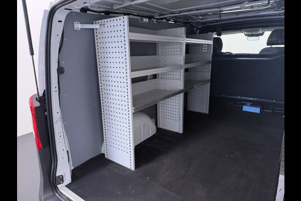 Mercedes-Benz Vito 114CDI 136pk AUT-7 Lang Trekhaak Euro-6 Airco Cruise Control Bluetooth Lane Asist Pdc Betonplex Vloer Wandbetimmering Kast inbouw Achter+Geblindeerde-Raam Schuifdeur 1e Eigenaar 2.000KG Trekgewicht Nette Bus!