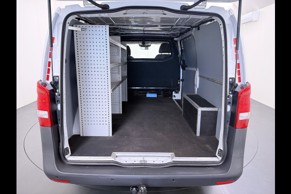 Mercedes-Benz Vito 114CDI 136pk AUT-7 Lang Trekhaak Euro-6 Airco Cruise Control Bluetooth Lane Asist Pdc Betonplex Vloer Wandbetimmering Kast inbouw Achter+Geblindeerde-Raam Schuifdeur 1e Eigenaar 2.000KG Trekgewicht Nette Bus!