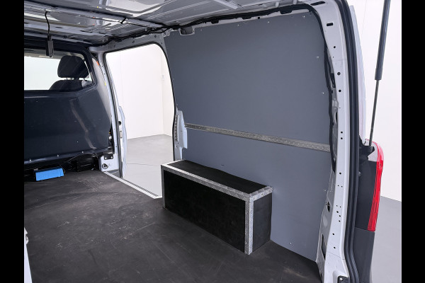 Mercedes-Benz Vito 114CDI 136pk AUT-7 Lang Trekhaak Euro-6 Airco Cruise Control Bluetooth Lane Asist Pdc Betonplex Vloer Wandbetimmering Kast inbouw Achter+Geblindeerde-Raam Schuifdeur 1e Eigenaar 2.000KG Trekgewicht Nette Bus!