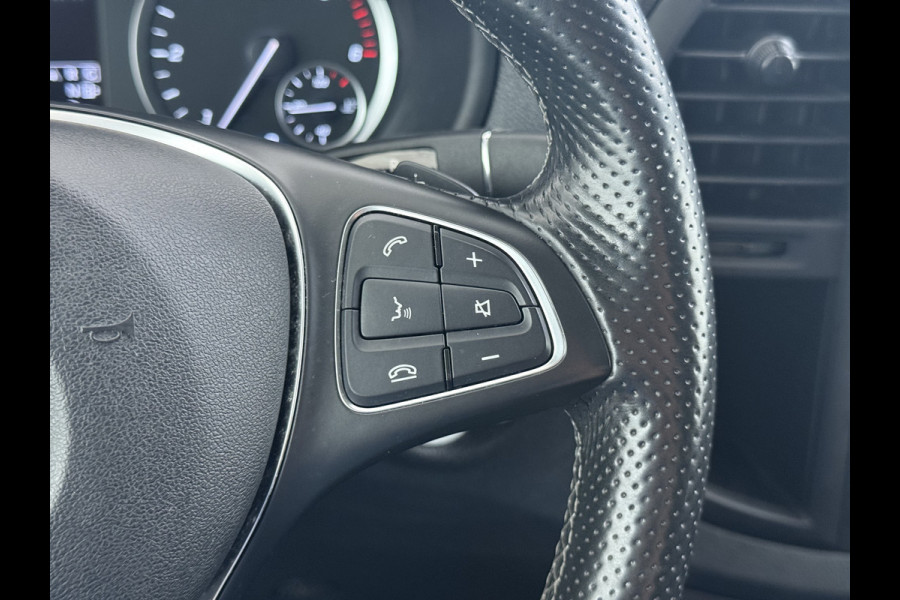 Mercedes-Benz Vito 114CDI 136pk AUT-7 Lang Trekhaak Euro-6 Airco Cruise Control Bluetooth Lane Asist Pdc Betonplex Vloer Wandbetimmering Kast inbouw Achter+Geblindeerde-Raam Schuifdeur 1e Eigenaar 2.000KG Trekgewicht Nette Bus!