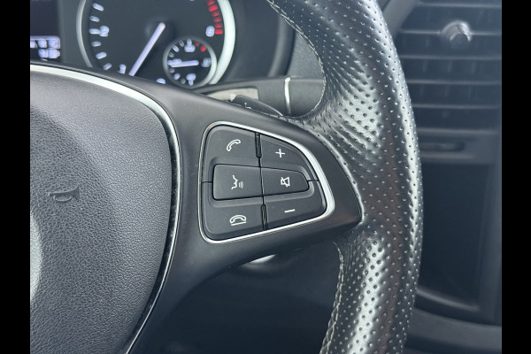 Mercedes-Benz Vito 114CDI 136pk AUT-7 Lang Trekhaak Euro-6 Airco Cruise Control Bluetooth Lane Asist Pdc Betonplex Vloer Wandbetimmering Kast inbouw Achter+Geblindeerde-Raam Schuifdeur 1e Eigenaar 2.000KG Trekgewicht Nette Bus!
