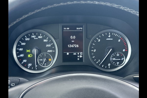Mercedes-Benz Vito 114CDI 136pk AUT-7 Lang Trekhaak Euro-6 Airco Cruise Control Bluetooth Lane Asist Pdc Betonplex Vloer Wandbetimmering Kast inbouw Achter+Geblindeerde-Raam Schuifdeur 1e Eigenaar 2.000KG Trekgewicht Nette Bus!