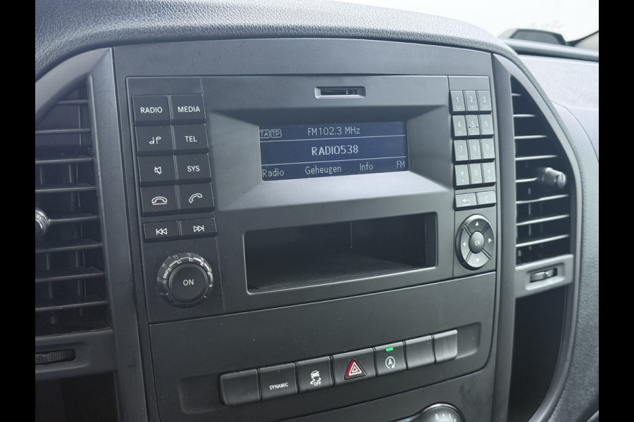 Mercedes-Benz Vito 114CDI 136pk AUT-7 Lang Trekhaak Euro-6 Airco Cruise Control Bluetooth Lane Asist Pdc Betonplex Vloer Wandbetimmering Kast inbouw Achter+Geblindeerde-Raam Schuifdeur 1e Eigenaar 2.000KG Trekgewicht Nette Bus!